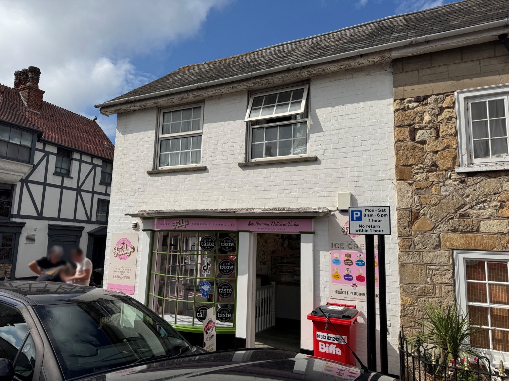 Lot: 41 - COMMERCIAL INVESTMENT WITH SHARE OF FREEHOLD - Alternative view of front of shop
